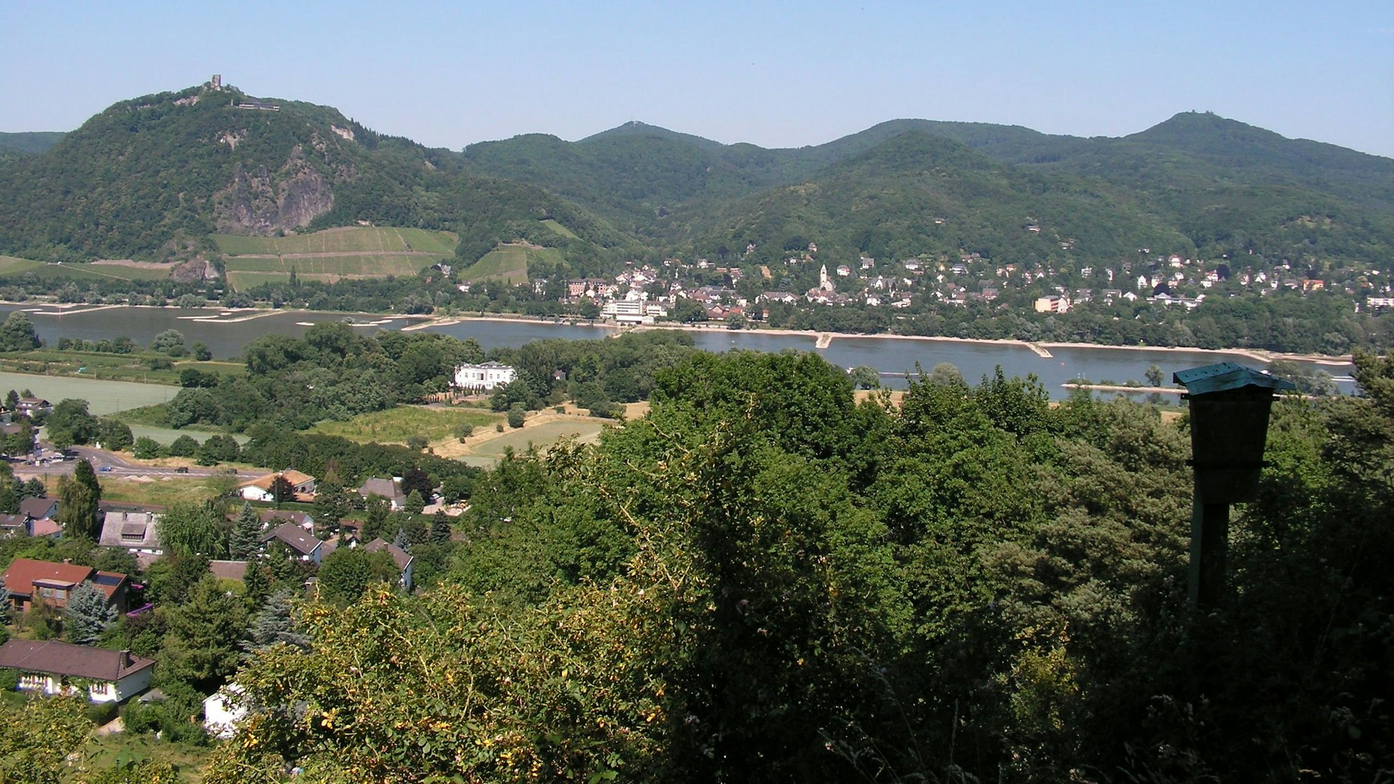 Blick vom Rodderberg über Mehlem und den Rhein hinweg auf Bad Honnef-Rhöndorf und das Siebengebirge mit dem Drachenfels