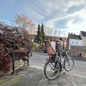 Am Abgang von der Ohmstraße zur Kaiserstraße muss eine Frau ihr Fahrrad die Stufen heruntertragen. Foto: René Denzer