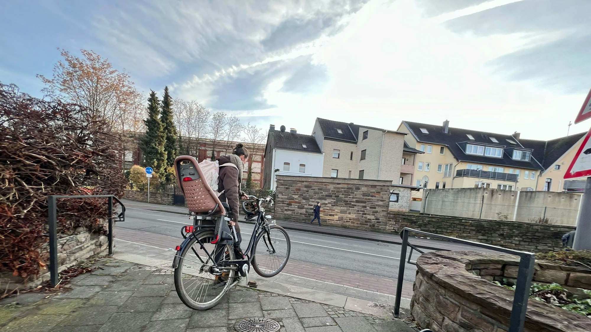 Am Abgang von der Ohmstraße zur Kaiserstraße muss eine Frau ihr Fahrrad die Stufen heruntertragen. Foto: René Denzer