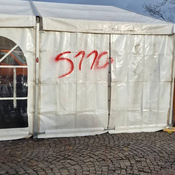 Diese Farbschmiererei wurde auf das Festzelt der Karnevalisten auf dem Lindlarer Markt gesprüht.