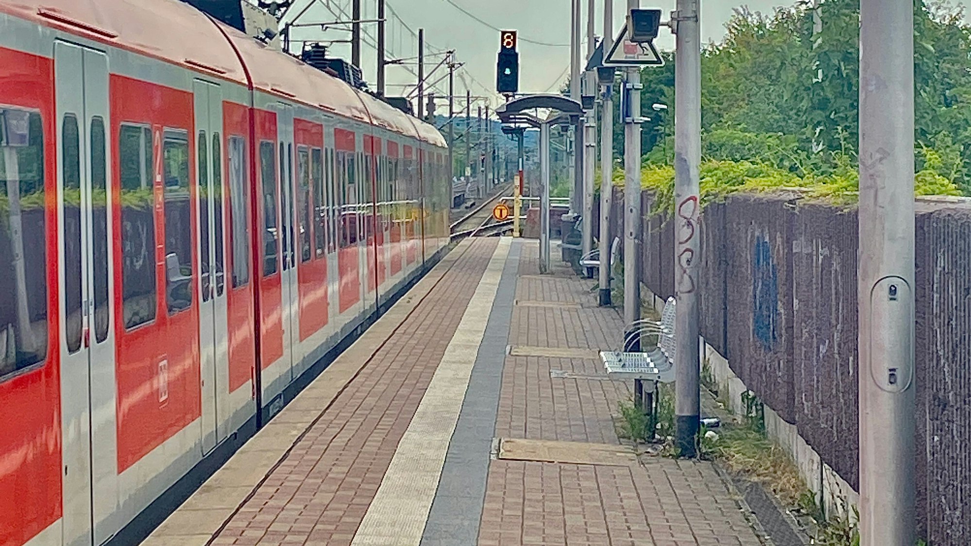 Der Bahnhof in Horrem, ein Zug hält.
