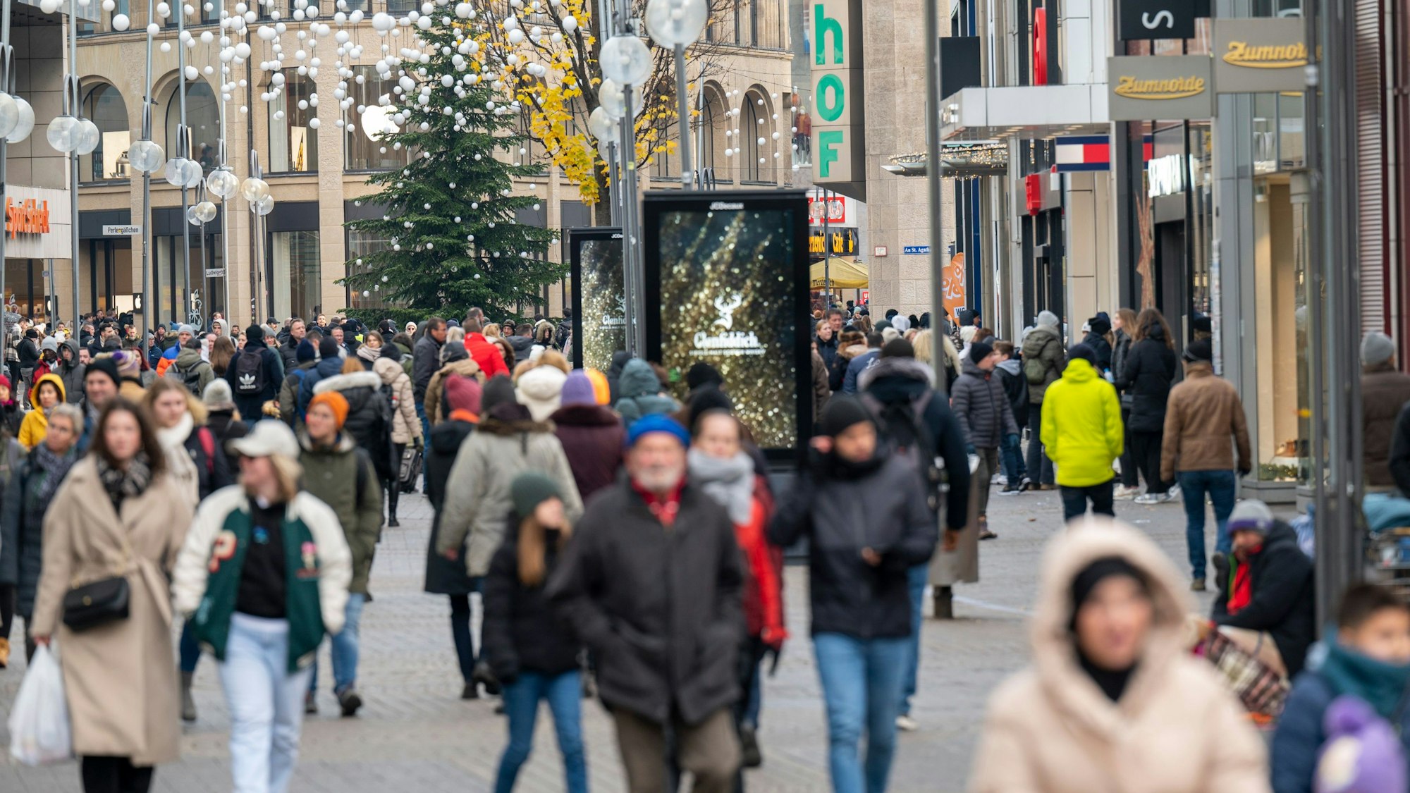 Adventseinkäufer auf der Schildergasse