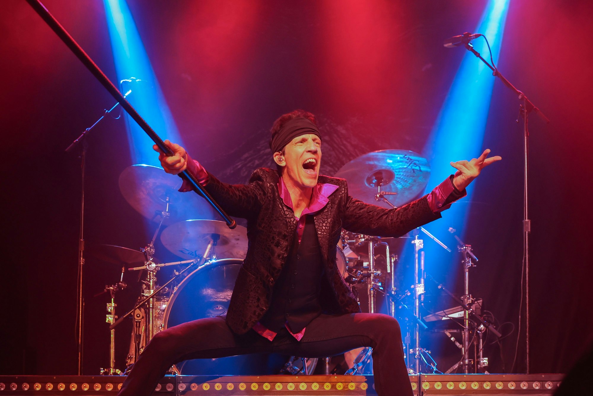 Gary Cherone posiert auf der Bühne der Live Music Hall