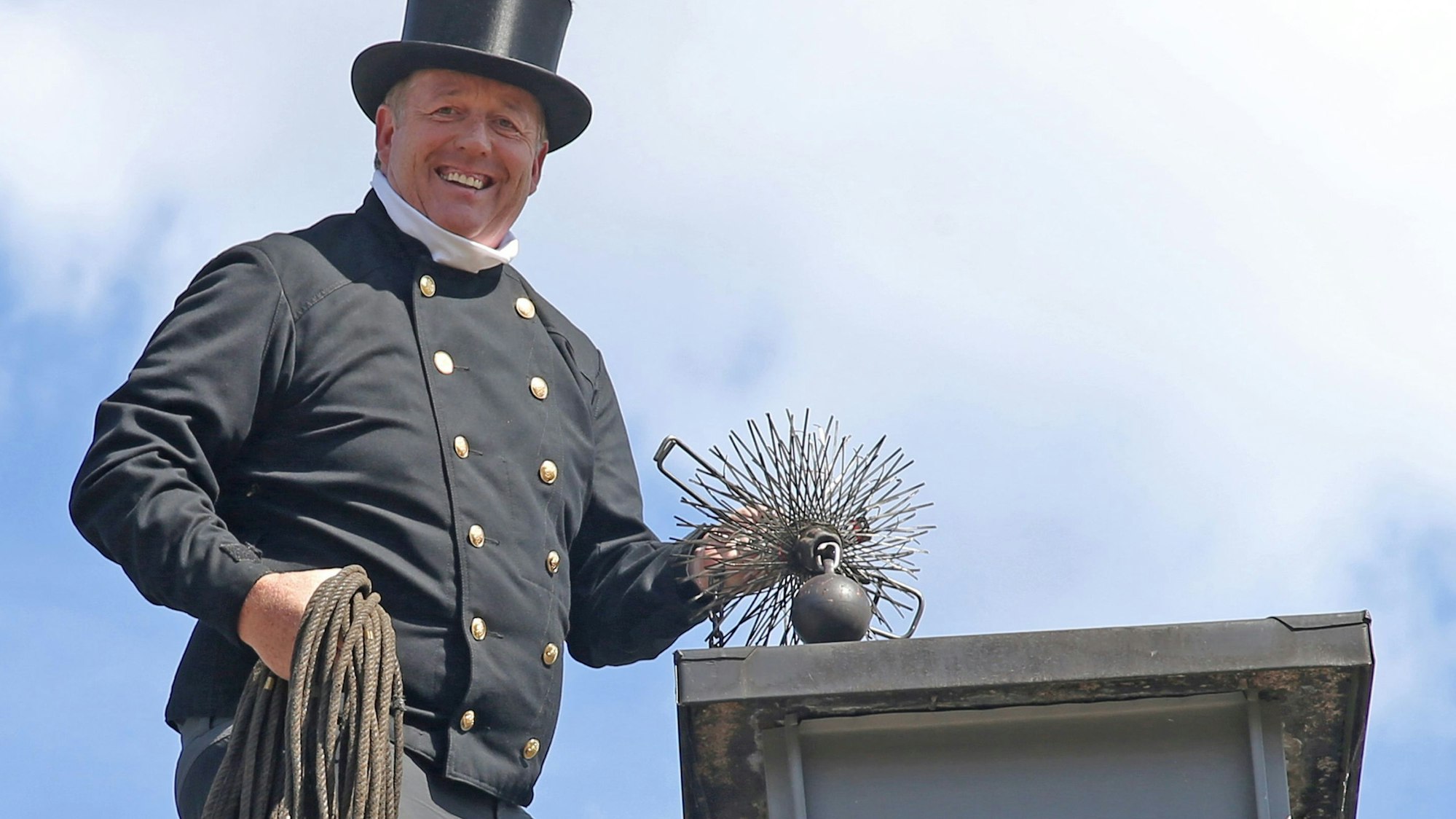 Der Schornsteinfegermeister Paul W. Giebeler aus Waldbröl-Schönenbach steigt anderen Menschen gern aufs Dach – nicht nur, weil es ihm Spaß macht, sondern vor allem, weil es der Sicherheit dient. Auch erinnert er an die Kehrpflicht. Für unser Foto ist er auf das eigene Dach geklettert.