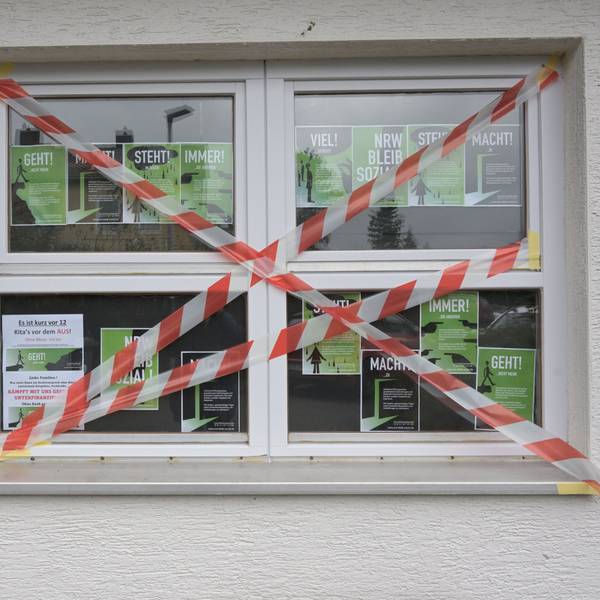 Das Fenster einer Kindertagesstätte in Bergisch Gladbach ist am Montag (11.12.) mit Flatterband abgeklebt.