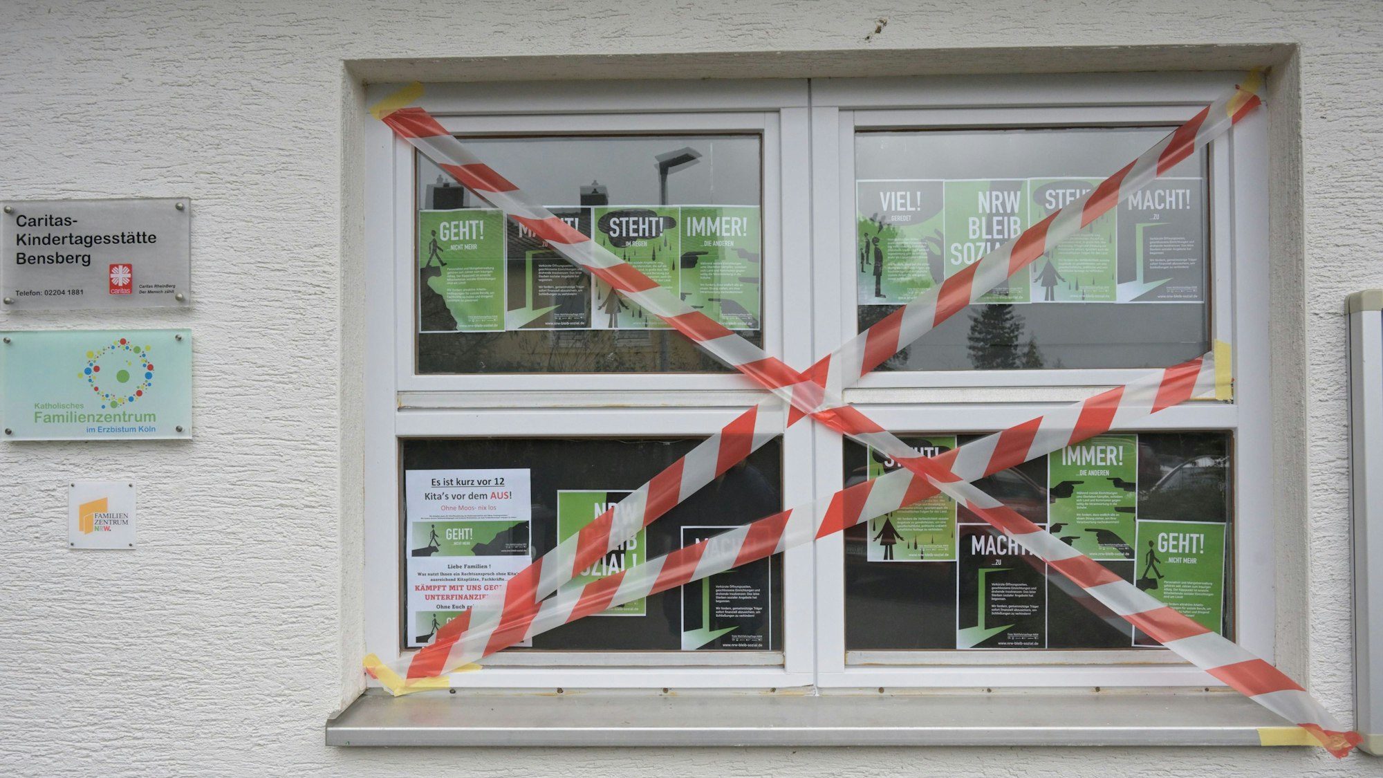 Das Fenster einer Kindertagesstätte in Bergisch Gladbach ist am Montag (11.12.) mit Flatterband abgeklebt.