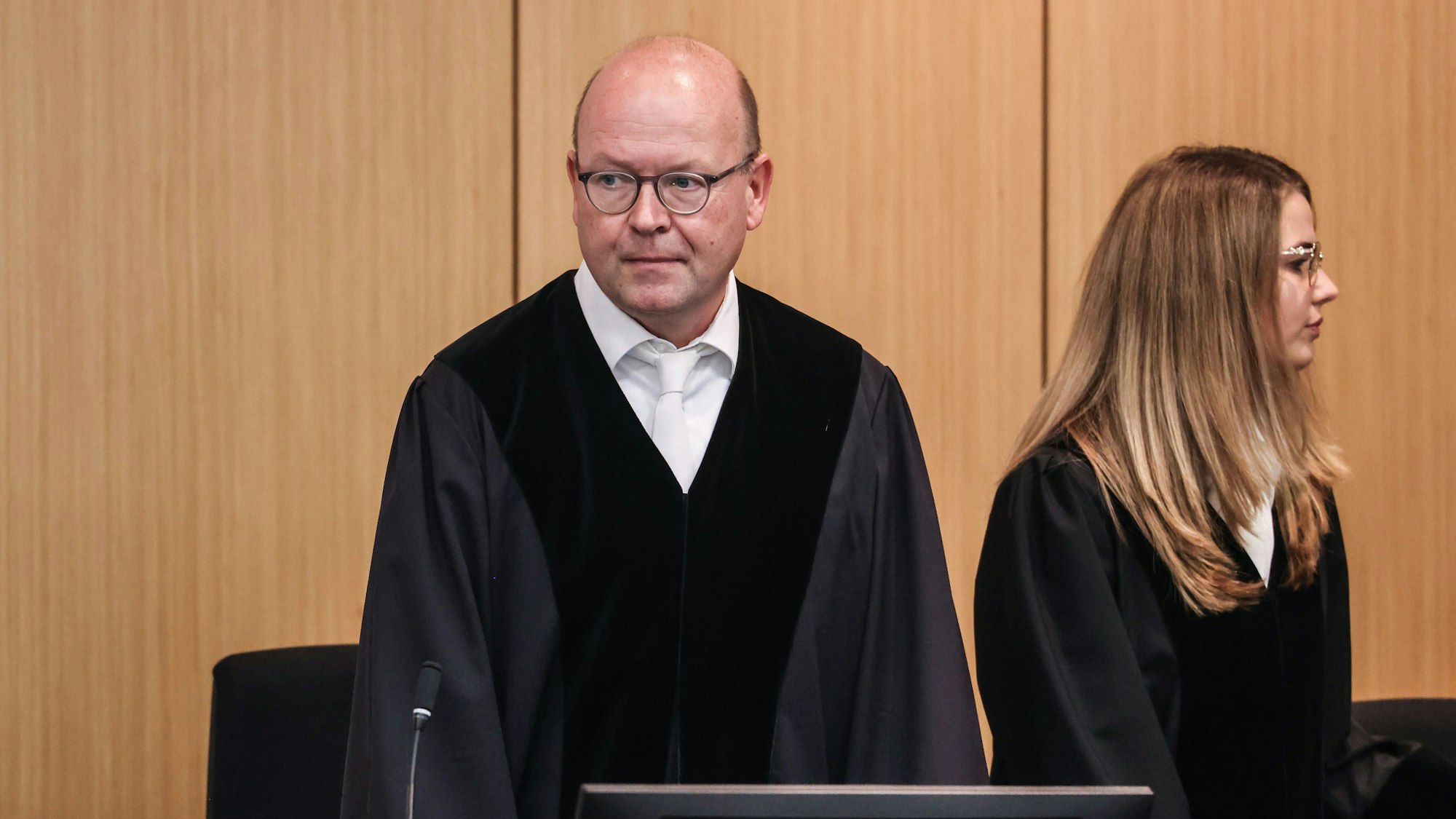 Rainer Drees (l), Vorsitzender Richter, kommt in den Gerichtssaal. Wegen einer verheerenden Explosion in einem Hochhaus in Ratingen muss sich ein 57 Jahre alter Deutscher vor dem Landgericht Düsseldorf verantworten. Bei der Explosion vor sechs Monaten wurden mehrere Einsatzkräfte von Polizei, Feuerwehr und Rettungsdienst zum Teil schwer verletzt. +++ dpa-Bildfunk +++