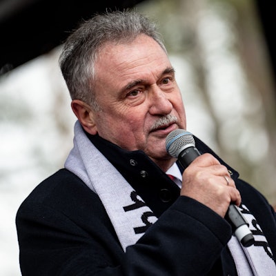 08.12.2023, Brandenburg, Potsdam: Claus Weselsky, Bundesvorsitzender der Gewerkschaft Deutscher Lokomotivführer (GDL), nimmt an einer Solidaritäts-Kundgebung bei der Fortsetzung der Tarifverhandlungen für die Beschäftigten des öffentlichen Dienstes der Länder teil. Foto: Fabian Sommer/dpa +++ dpa-Bildfunk +++