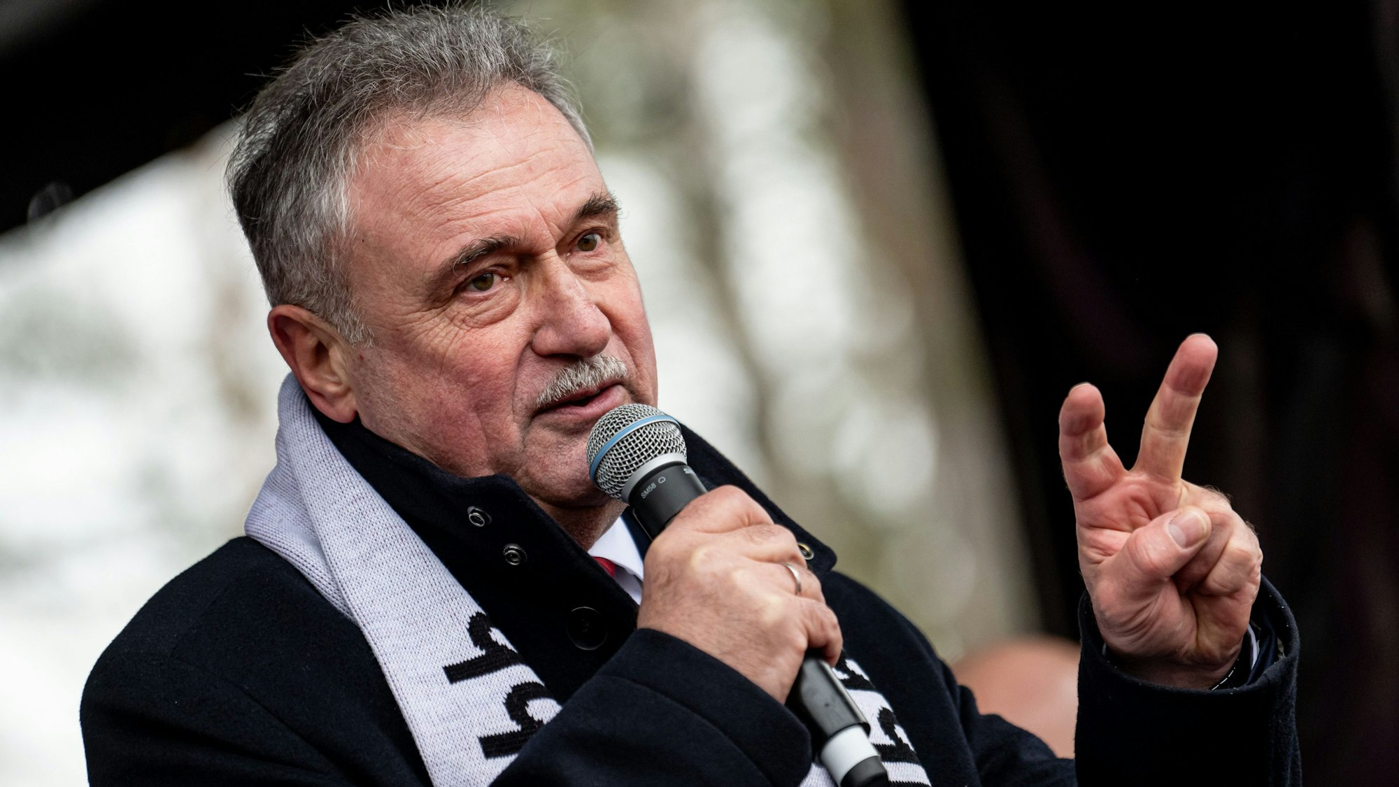 08.12.2023, Brandenburg, Potsdam: Claus Weselsky, Bundesvorsitzender der Gewerkschaft Deutscher Lokomotivführer (GDL), nimmt an einer Solidaritäts-Kundgebung bei der Fortsetzung der Tarifverhandlungen für die Beschäftigten des öffentlichen Dienstes der Länder teil. Foto: Fabian Sommer/dpa +++ dpa-Bildfunk +++