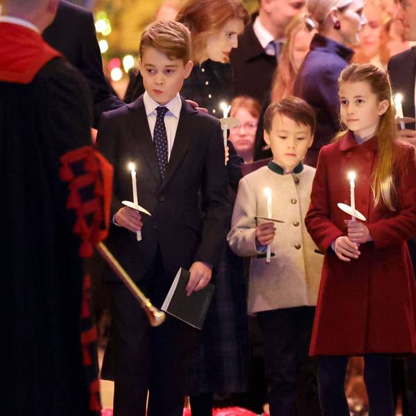 Prinz George (l), der Stiefsohn von Prinzessin Beatrice von York, Christopher (2l), Prinzessin Charlotte (2r) und Prinz Louis (r) nehmen am Gottesdienst „Together At Christmas“ in der Westminster Abbey in London teil.