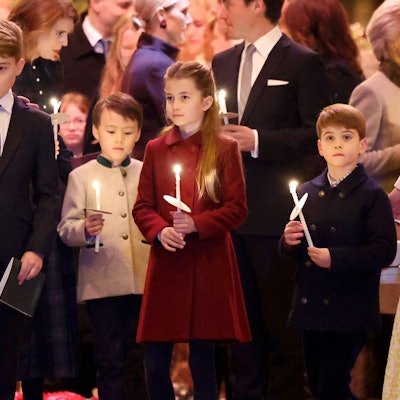 Prinz George (l), der Stiefsohn von Prinzessin Beatrice von York, Christopher (2l), Prinzessin Charlotte (2r) und Prinz Louis (r) nehmen am Gottesdienst „Together At Christmas“ in der Westminster Abbey in London teil.