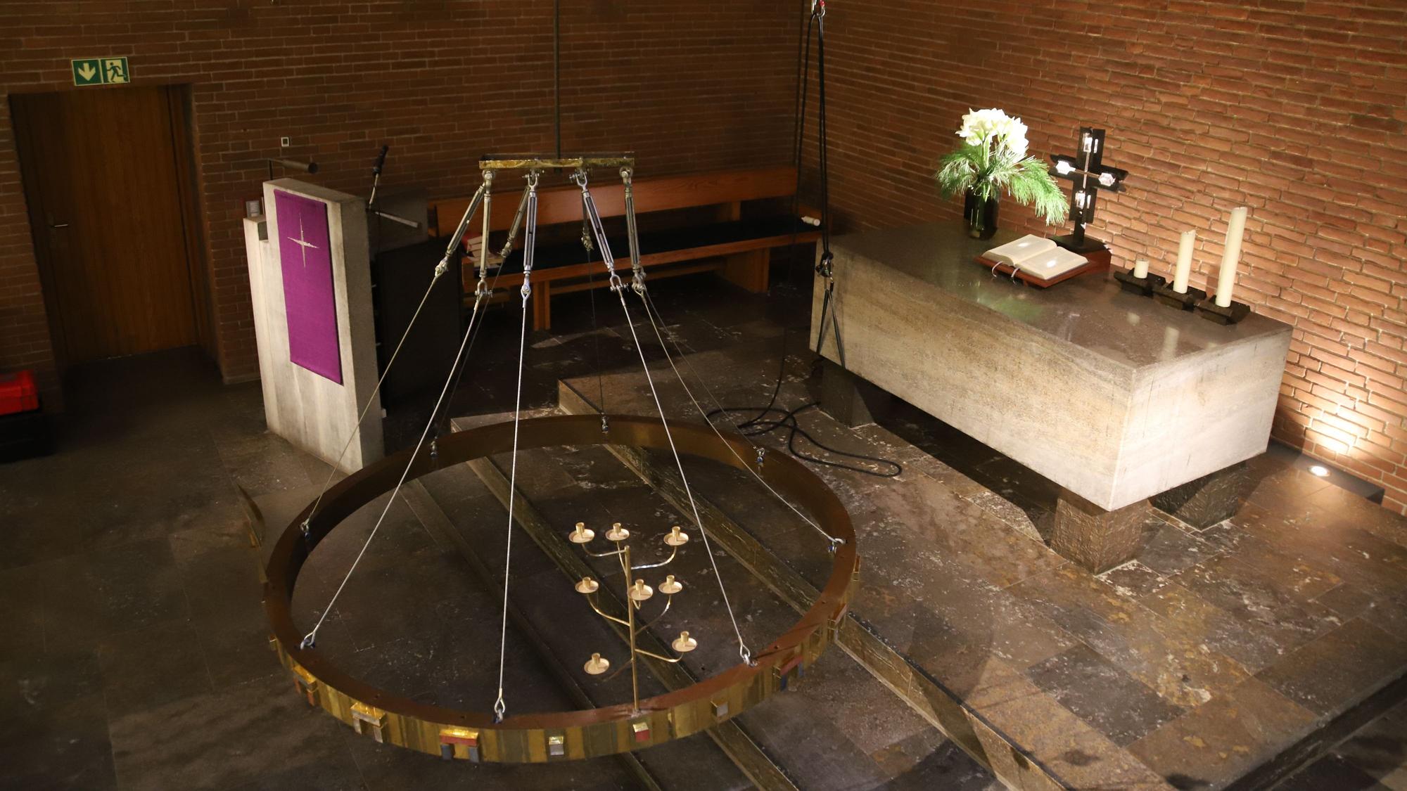 Der Reif mit 2,20 Meter Durchmesser soll in 3,50 Meter Höhe wieder über dem Altar hängen.