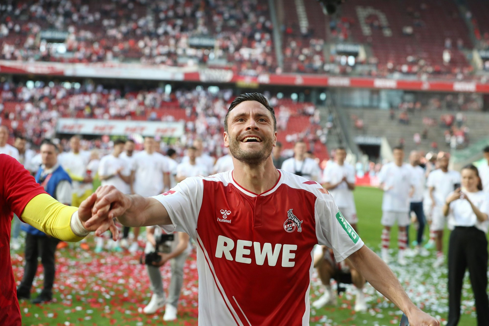 Jonas Hector steht im FC-Trikot im Stadion.