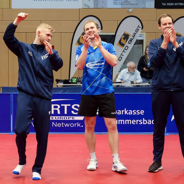 Jubel der Bergneustädter Tischtennis-Profis und deren Trainer.