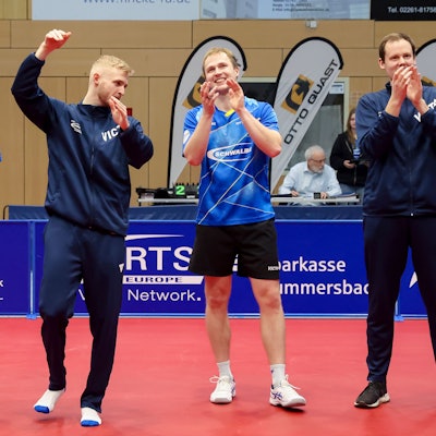 Jubel der Bergneustädter Tischtennis-Profis und deren Trainer.