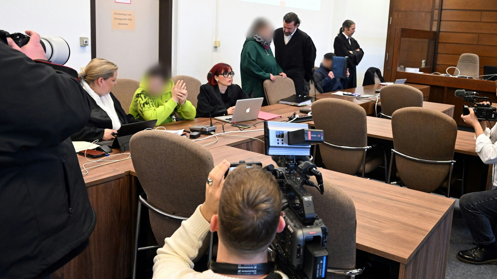12.12.2023, Nordrhein-Westfalen, Köln: Die Angeklagten warten mit ihren Rechtsanwälten auf den Beginn des Prozesses. Zwei Männer und zwei Frauen sollen eine WG-Mitbewohnerin über Wochen geschlagen, gequält und gedemütigt haben.