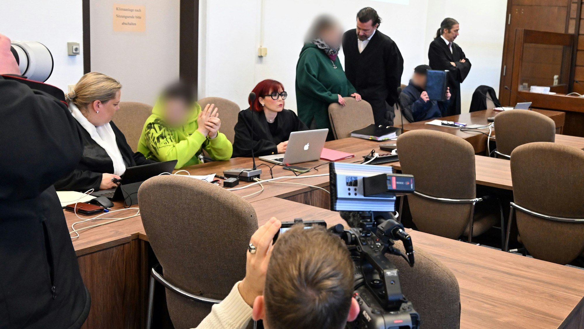 Drei der Verurteilten beim damaligen Prozessauftakt im Kölner Landgericht