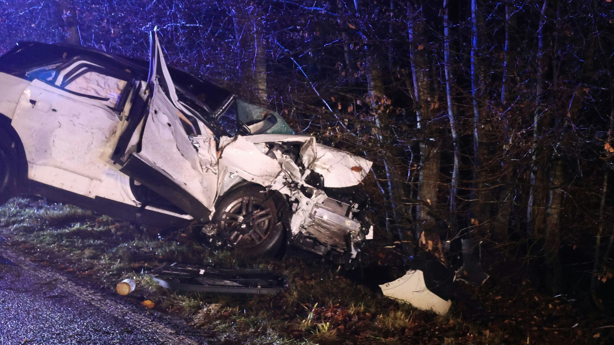 Ein Autowrack im Straßengraben.