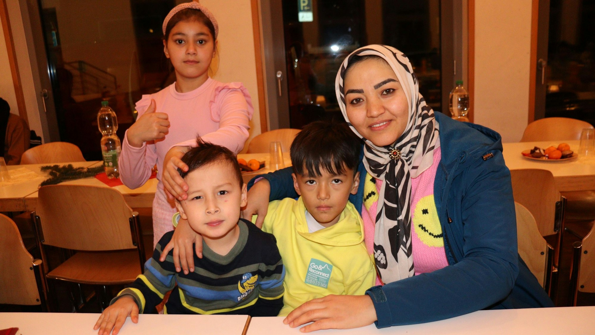 Amani (l.) und Zahra Hlimi (r.) mit ihren Söhnen freuen sich immer wieder auf Weihnachten. Foto: Uwe Schäfer