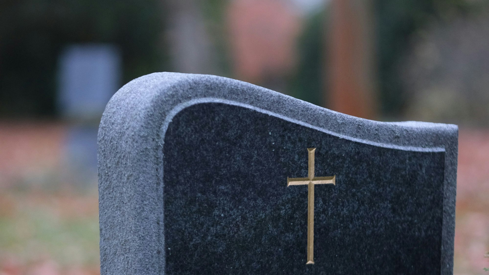 16.11.2023, Sachsen, Leipzig: Grabstätten auf dem Südfriedhof. Am Volkstrauertag (19.11.2023) und am Totensonntag (26.11.2023) wird in Deutschland der Toten gedacht. Der Volkstrauertag ist ein staatlicher Gedenktag zur Erinnerung an die Opfer von Krieg und Gewalt, während der Totensonntag einen kirchlichen Hintergrund hat. Foto: Sebastian Willnow/dpa +++ dpa-Bildfunk +++