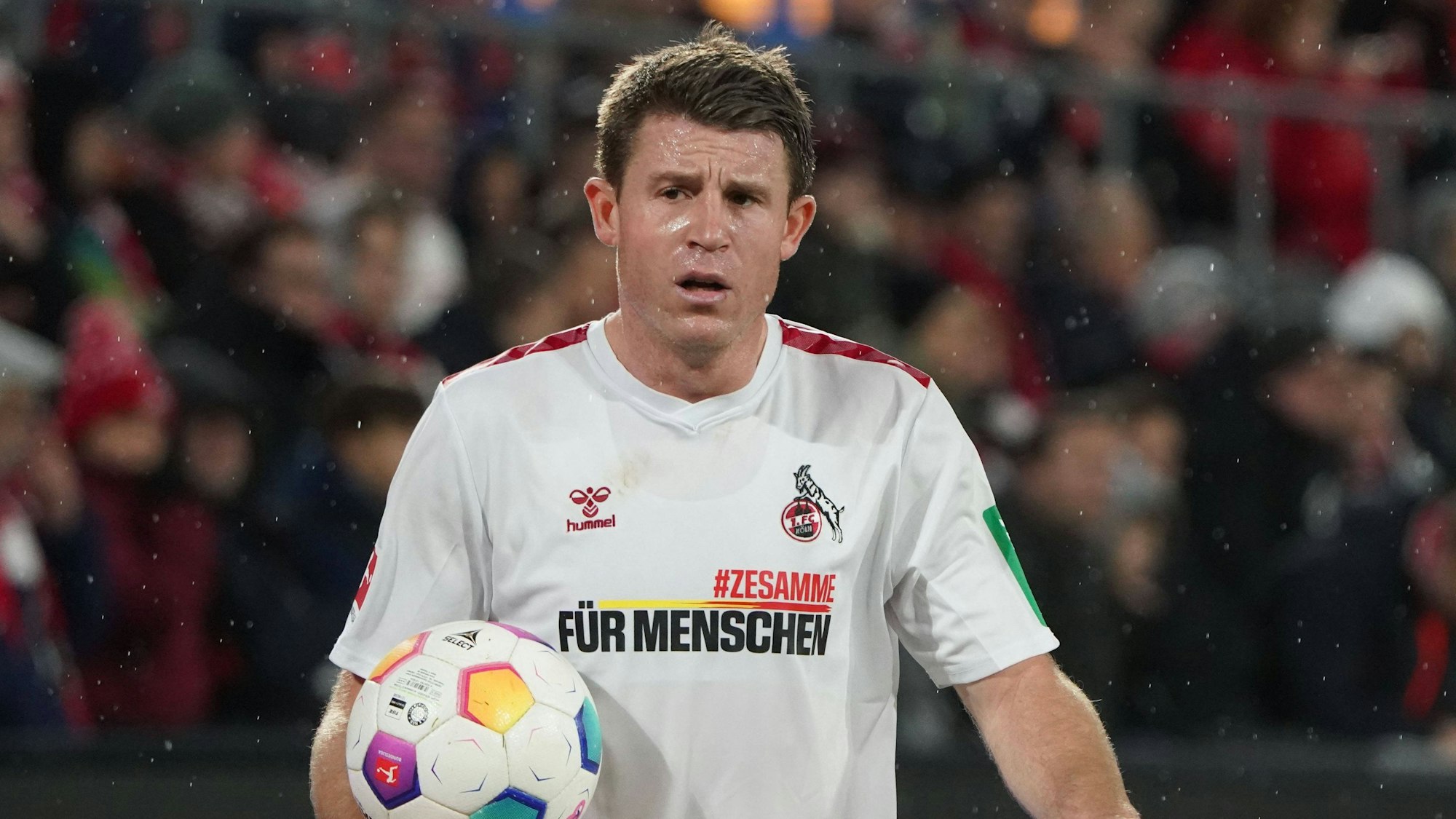 Kölns Verteidiger Dominique Heintz führt einen Einwurf aus während des Bundesligaspiels gegen Mainz 05.