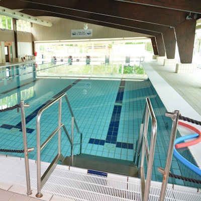 Das Foto zeigt das Kürtener Hallenbad,