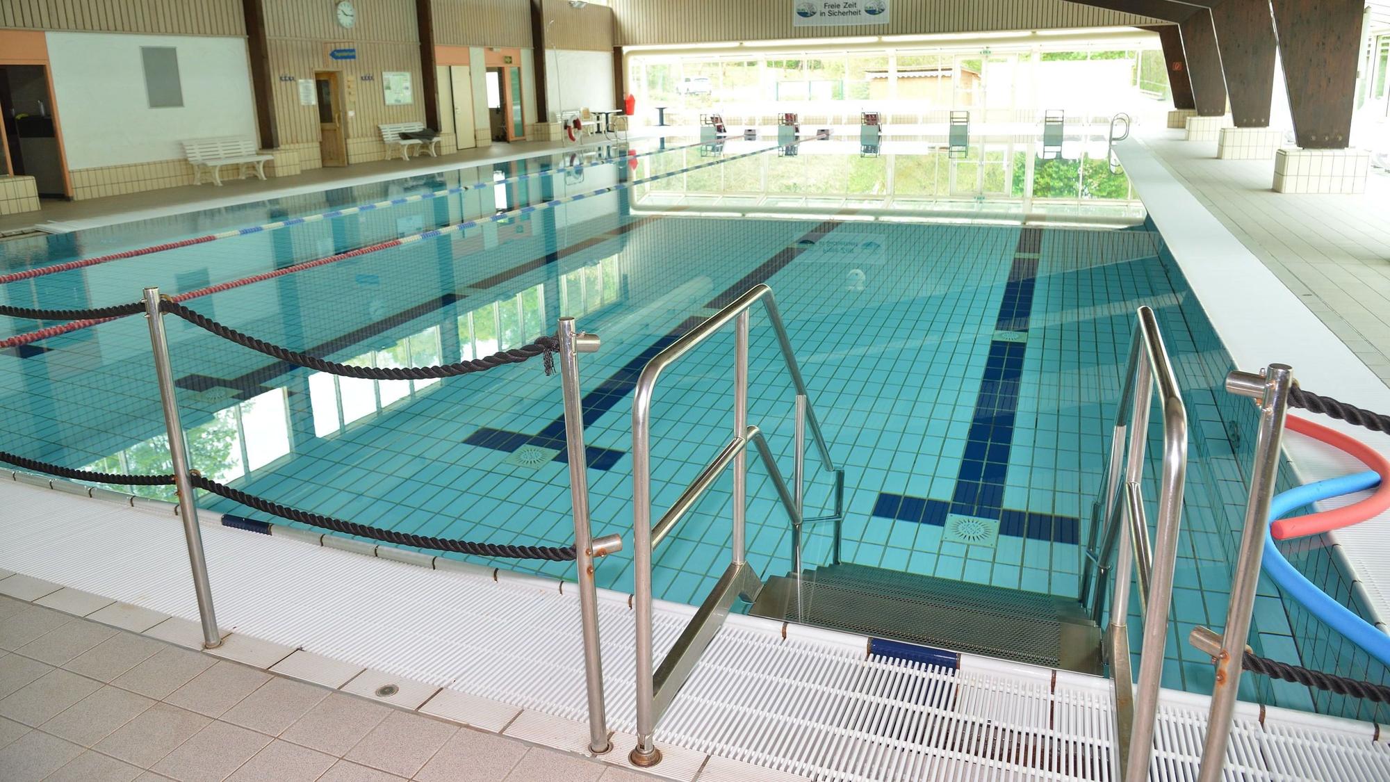 Eine Treppe ragt in da Becken des Splash Bads Kürten.