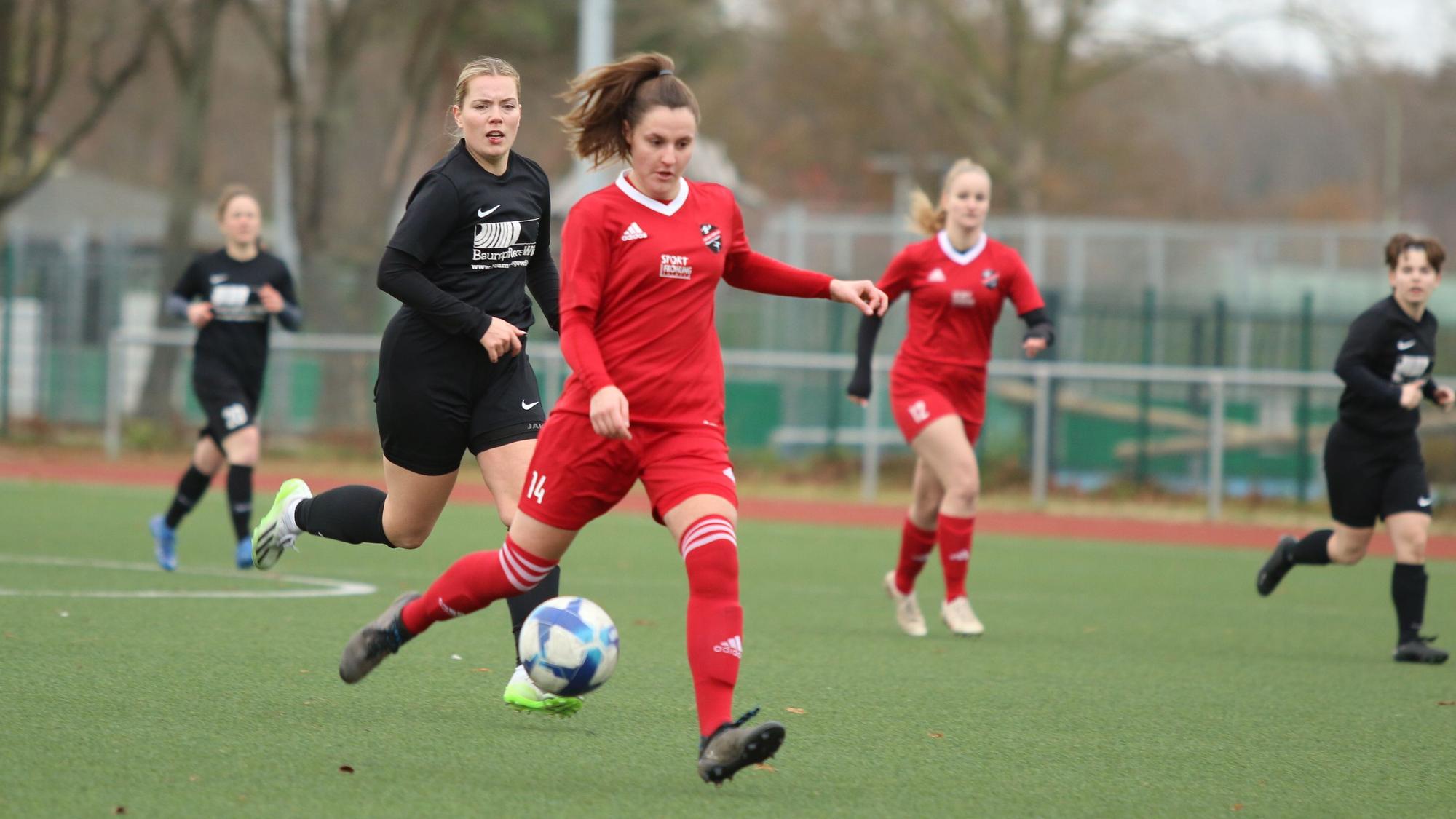 Laura Barber, Spielerin von Füssenich, auf dem Weg zum Tor.