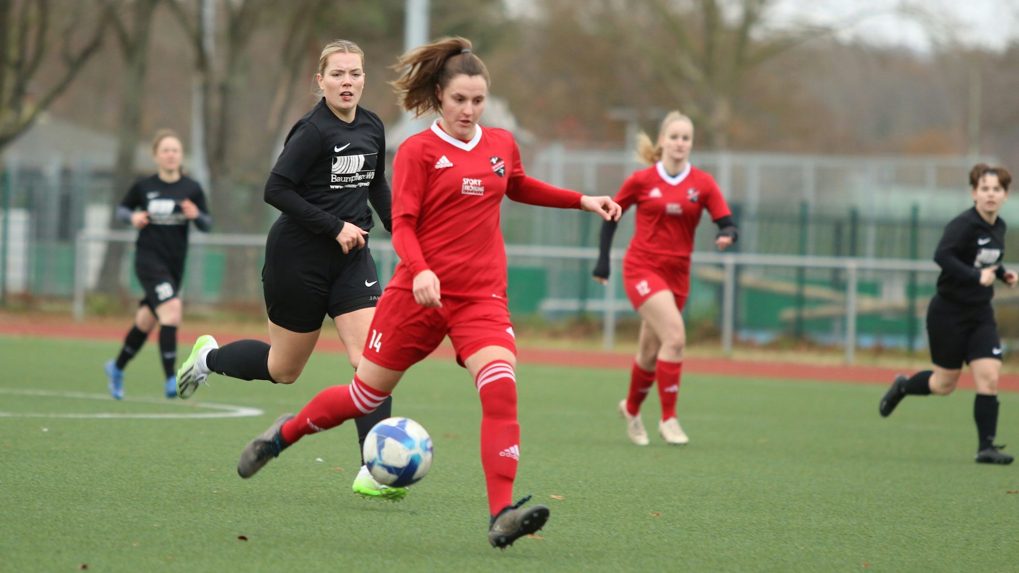 Laura Barber, Spielerin von Füssenich, auf dem Weg zum Tor.