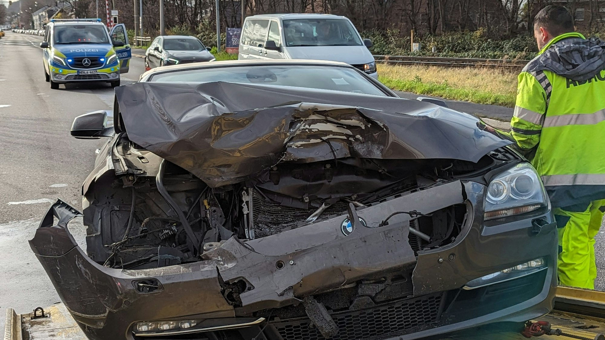 Das Bild zeigt einen Pkw, der abgeschleppt wirde.