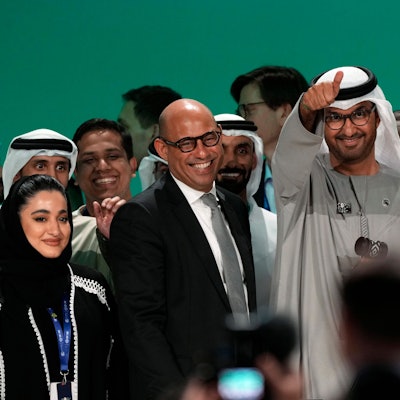 Jubel, Freude und Pathos zum Abschluss der UN-Klimakonferenz: Ein wichtiger Beschluss zur Abkehr von Fossilen wurde gefasst.