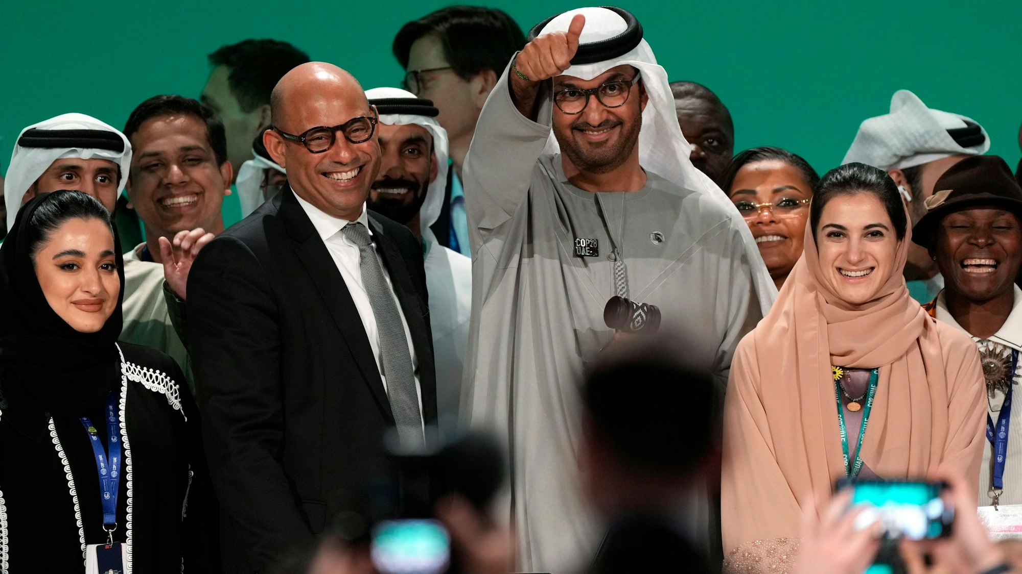 Jubel, Freude und Pathos zum Abschluss der UN-Klimakonferenz: Ein wichtiger Beschluss zur Abkehr von Fossilen wurde gefasst.