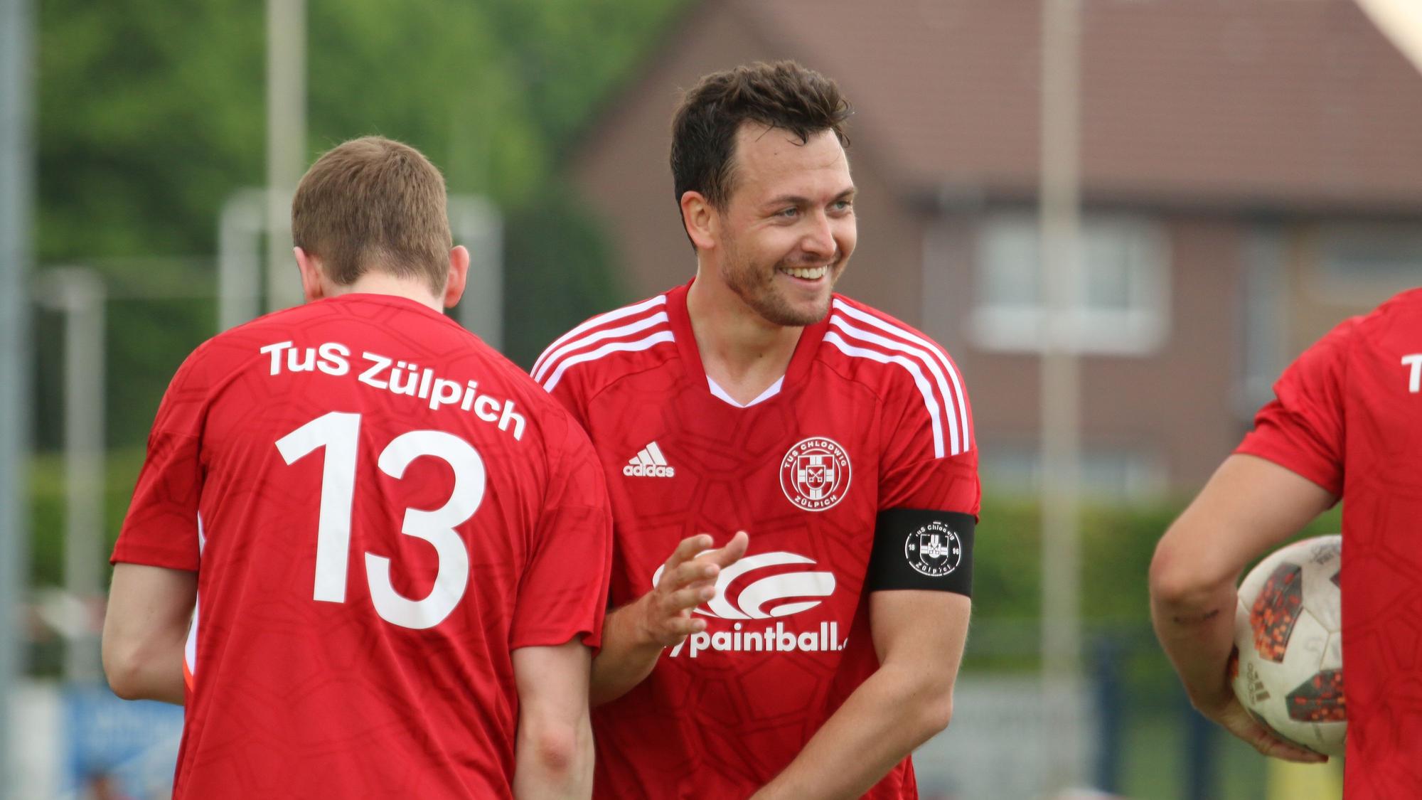 Zülpichs Kapitän Georg Salmon hat ein breites Grinsen im Gesicht.