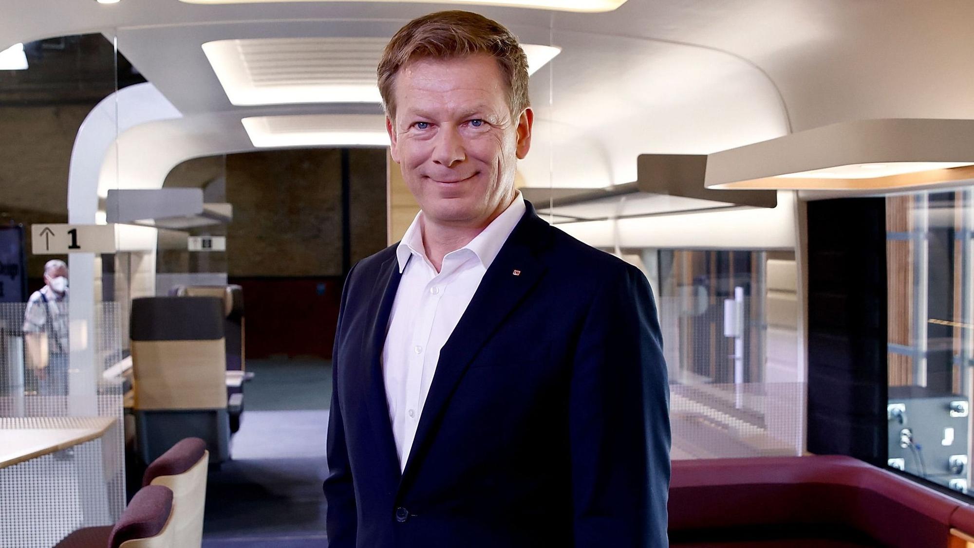 Richard Lutz, Vorstandsvorsitzender der Deutschen Bahn, steht bei der Präsentation des neuen Designs im ICE in einem Modellwagen.
