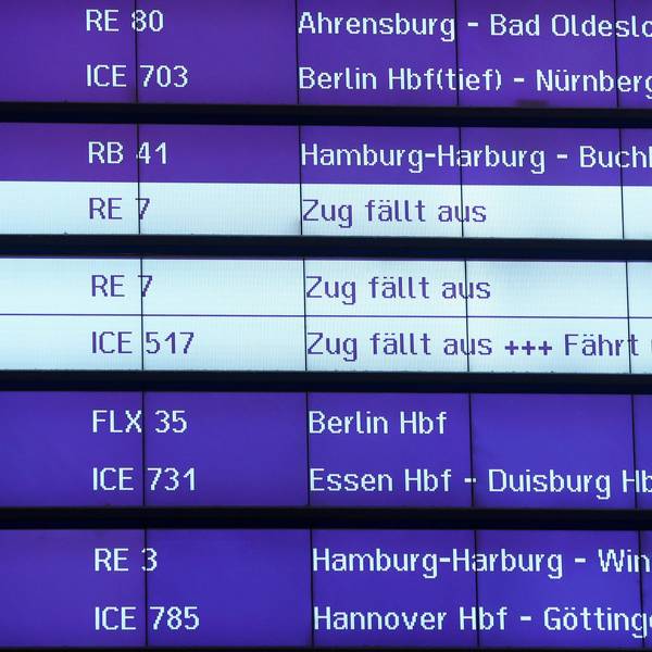 Auf einer Anzeigentafel in einem Bahnhof der Deutschen Bahn werden am Morgen mehrere Zugausfälle angezeigt.