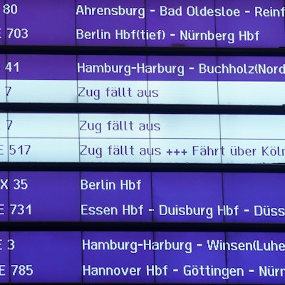 Auf einer Anzeigentafel in einem Bahnhof der Deutschen Bahn werden am Morgen mehrere Zugausfälle angezeigt.