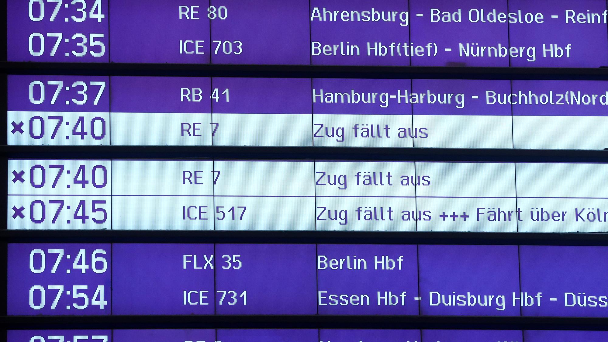Auf einer Anzeigentafel in einem Bahnhof der Deutschen Bahn werden am Morgen mehrere Zugausfälle angezeigt.