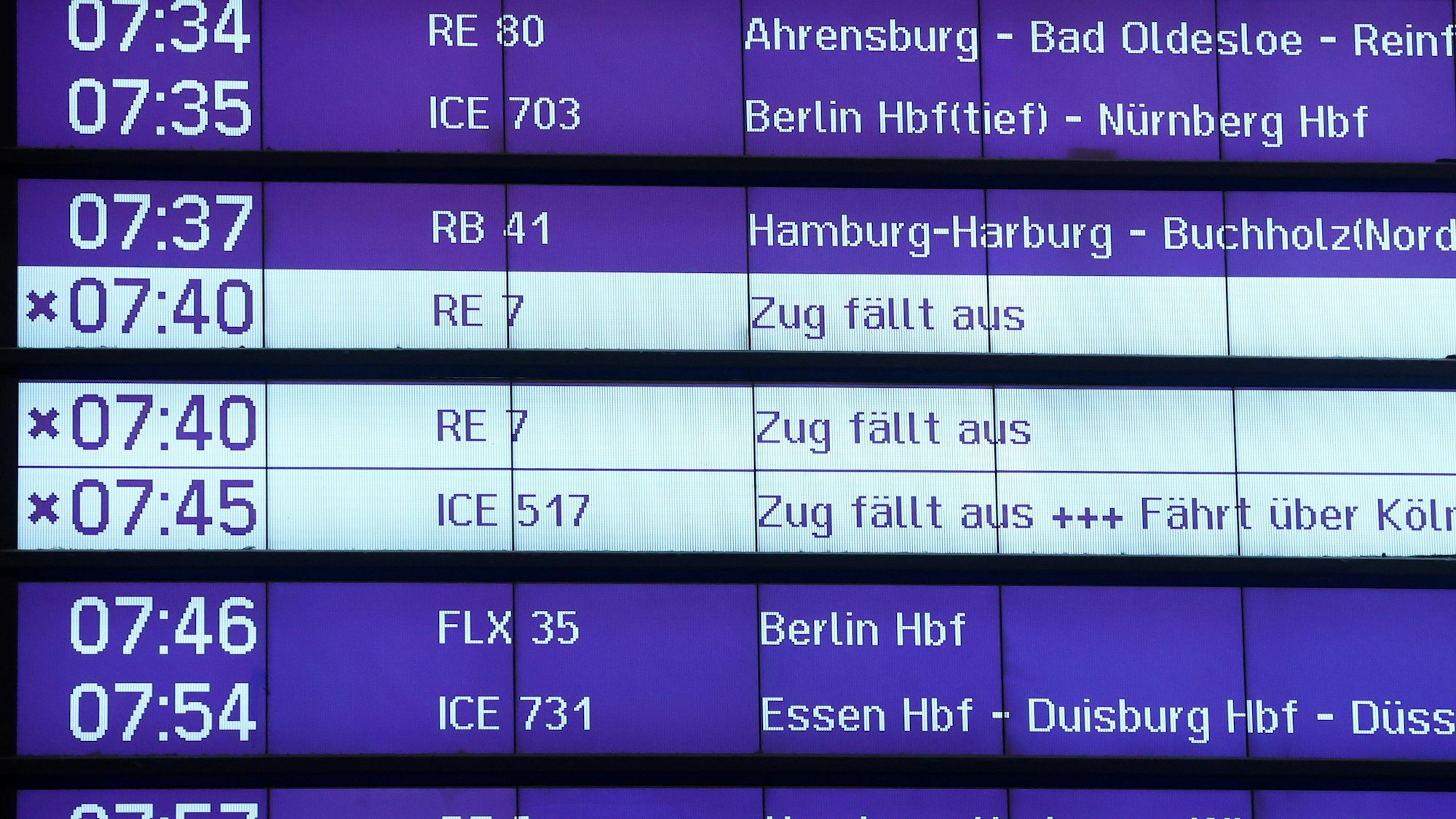 Auf einer Anzeigentafel in einem Bahnhof der Deutschen Bahn werden am Morgen mehrere Zugausfälle angezeigt.