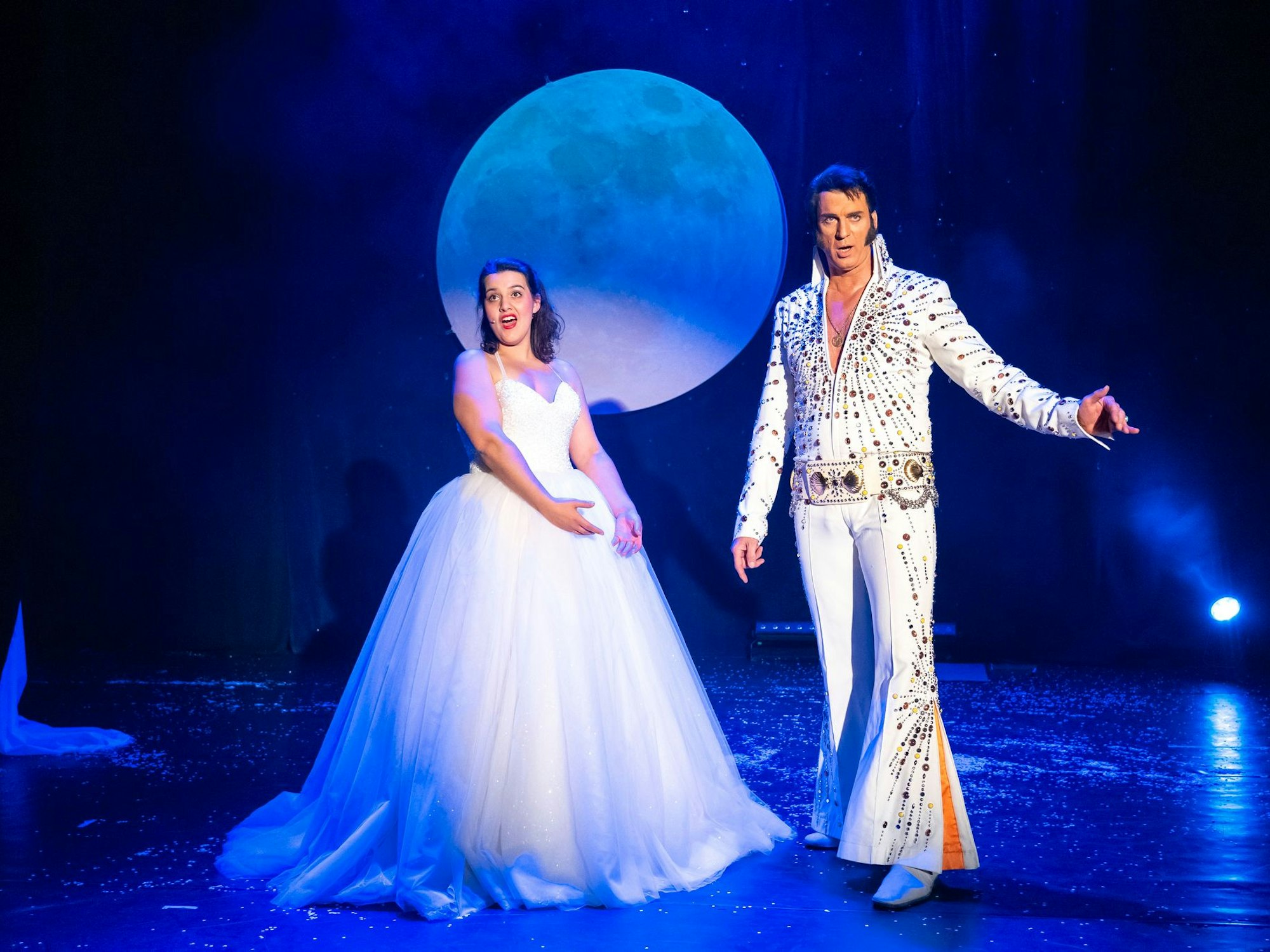 Auf der Bühne: Das Mädchen mit den Schwefelhölzern, gespielt von Rosa-Halina Dahm, zusammen mit dem Elvis-Imitator Oliver Steinhoff