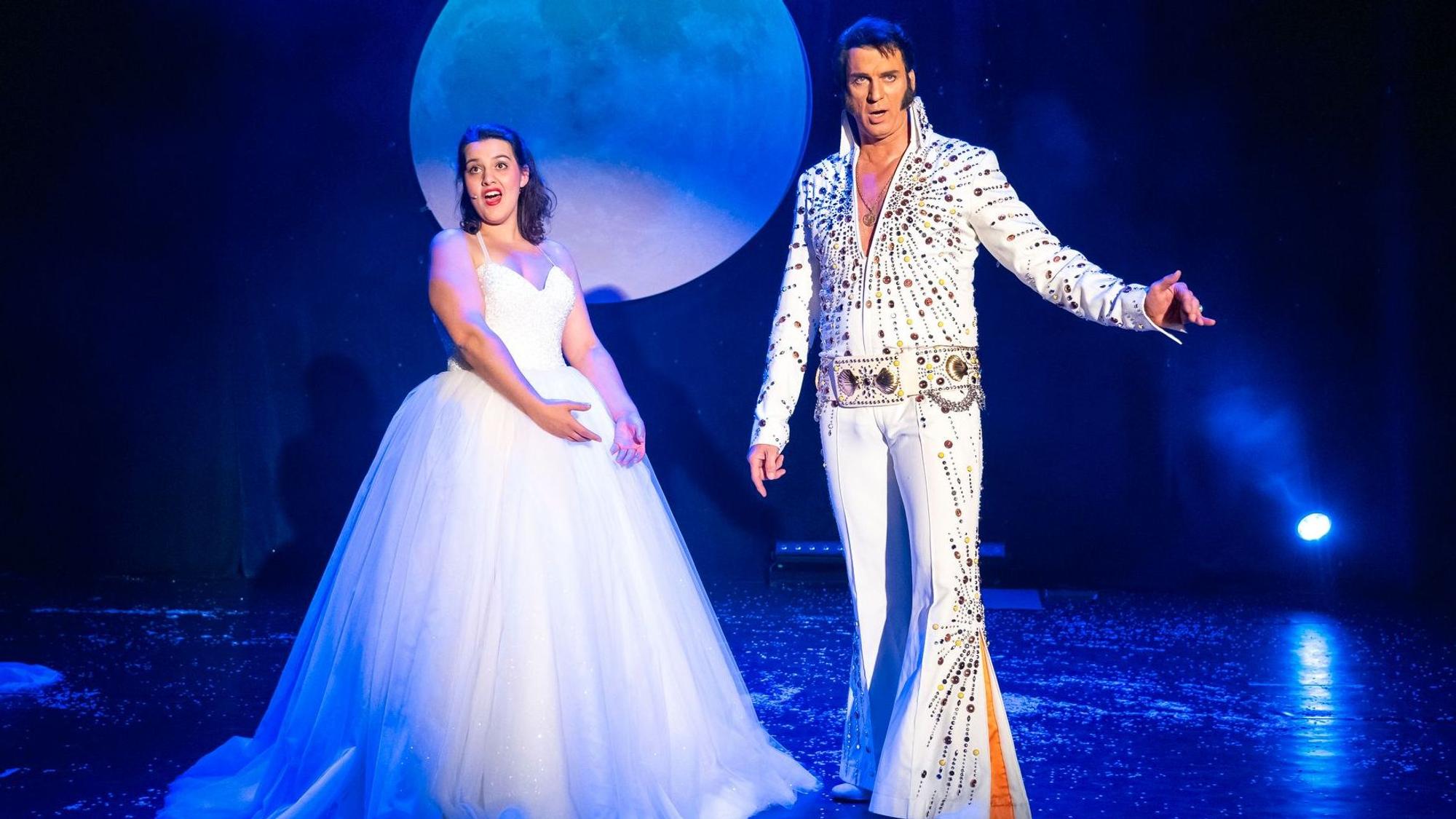 Lea Montazem als Lady Santa und Oliver Steinhoff als Elvis.