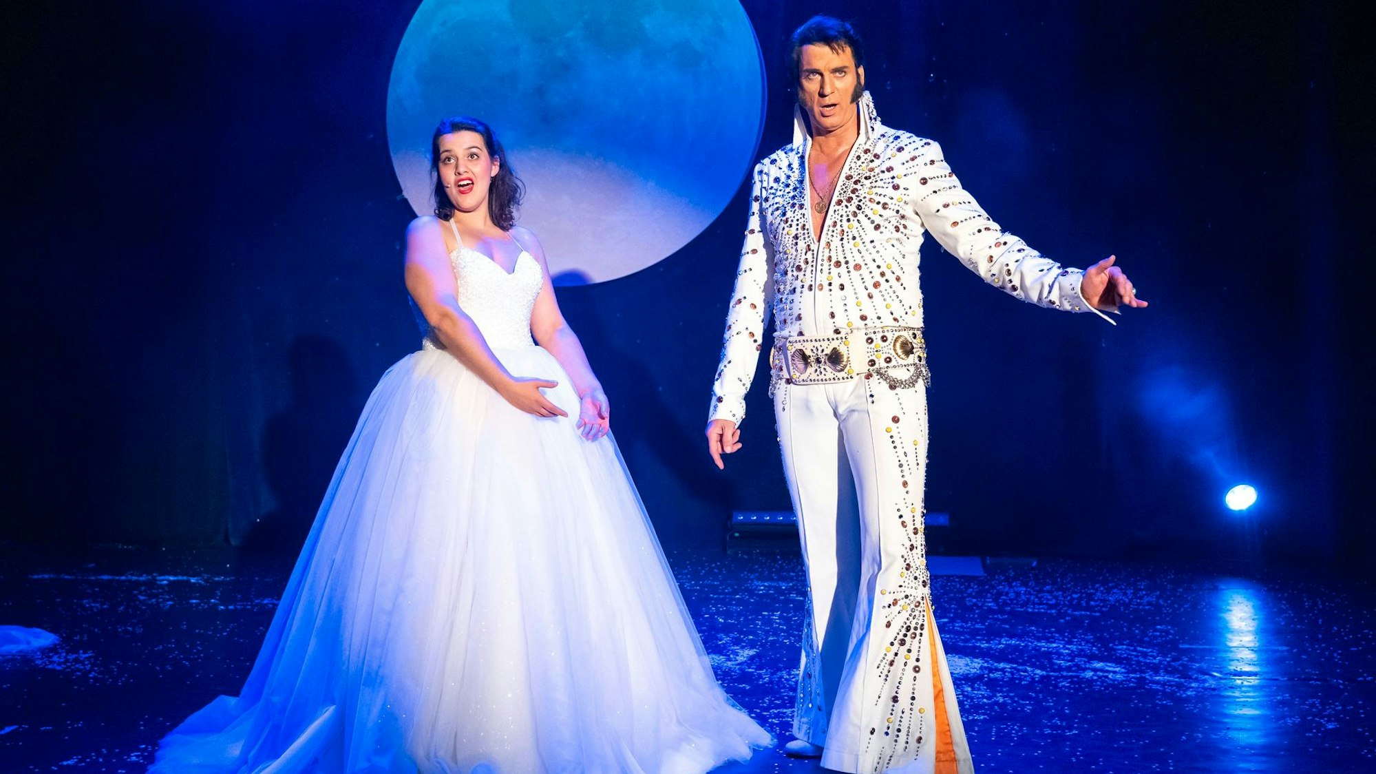 Lea Montazem als Lady Santa und Oliver Steinhoff als Elvis.