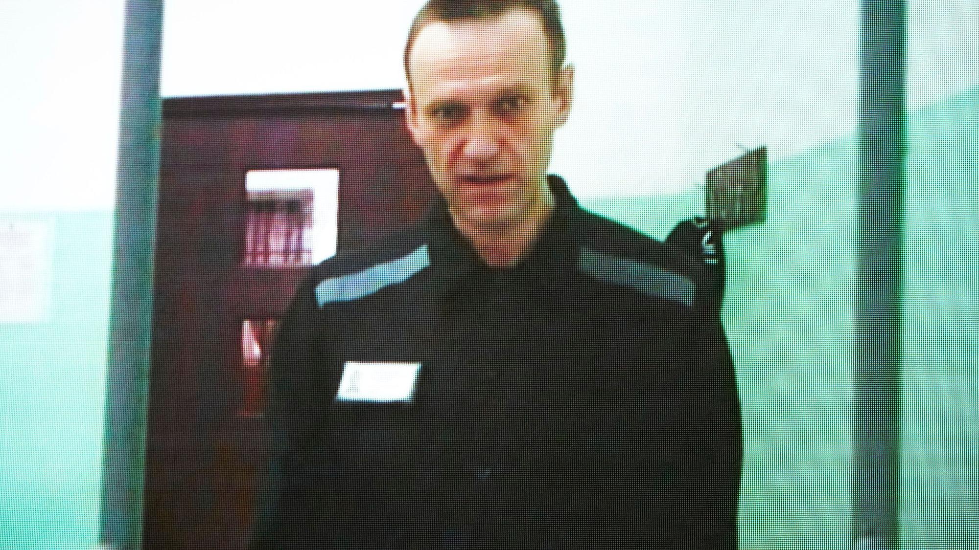 Dieses Foto einer Live-Übertragung zeigt Alexej Nawalny, Oppositionspolitiker aus Russland, während einer Anhörung vor dem Obersten Gerichtshof. Seit Acht Tagen fehlt jedes Lebenszeichen des Kremlkritikers. (Archivbild)