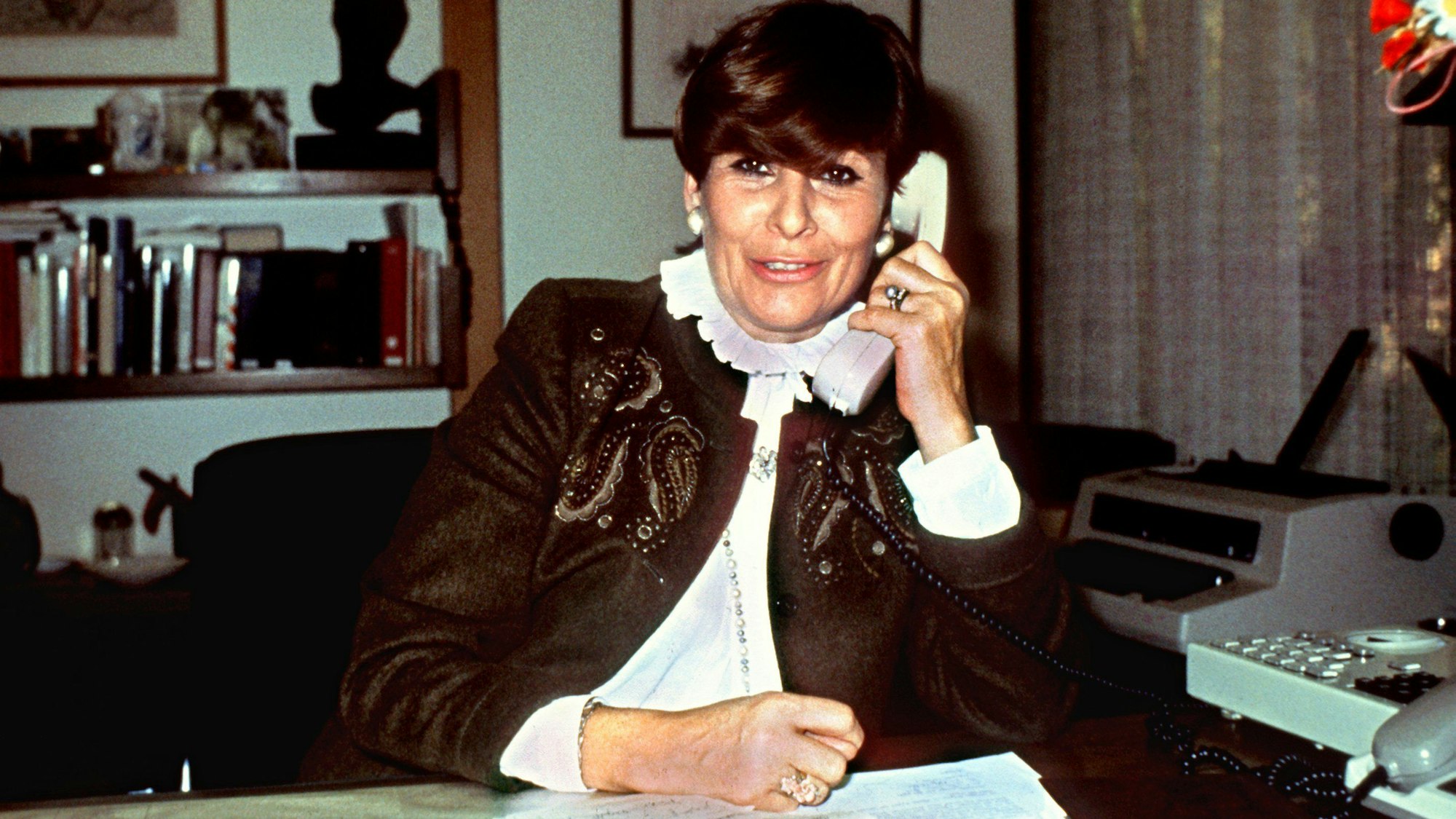 Die langjährige Mitarbeiterin von Altbundeskanzler Kohl, Juliane Weber, in ihrem Bonner Arbeitszimmer. Weber ist am 9. Dezember 2023 gestorben. (Archivbild)