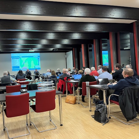 Blick in einen Raum bei einer Sitzung.