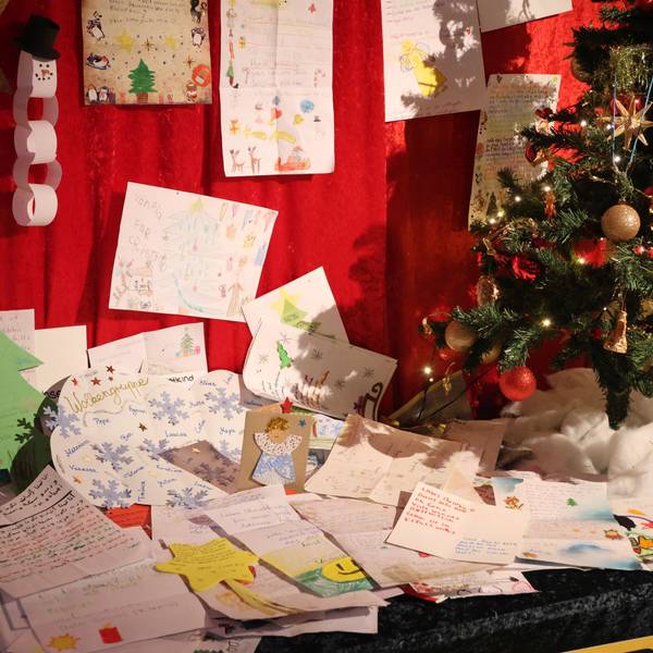 Ein weihnachtlich dekorierter Tisch voller Wunschzettel.