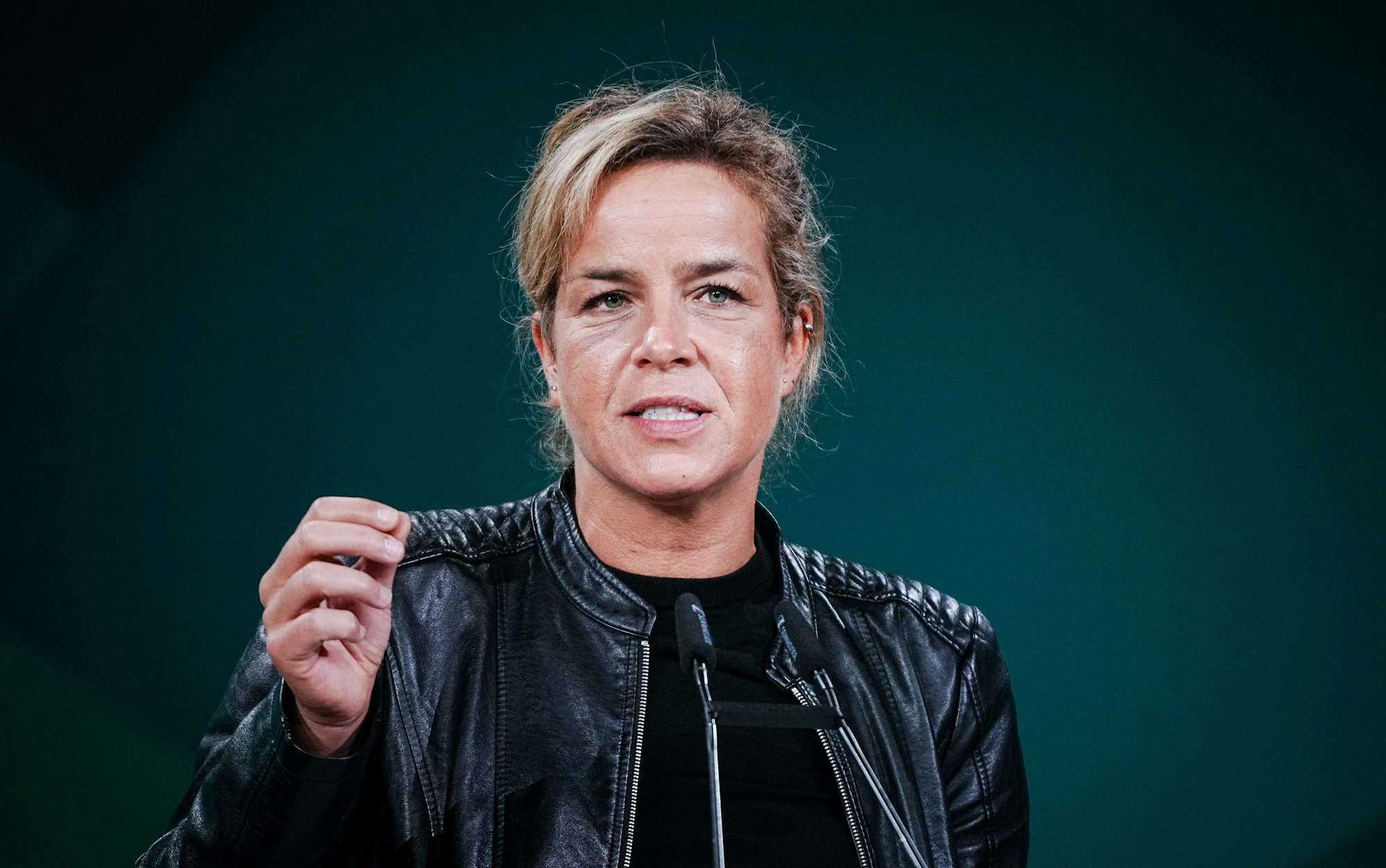 16.10.2022, Nordrhein-Westfalen, Bonn: Mona Neubaur (Bündnis 90/Die Grünen), Ministerin für Wirtschaft, Industrie, Klimaschutz und Energie sowie stellvertretende Ministerpräsidentin des Landes Nordrhein-Westfalen, spricht beim Grünen-Bundesparteitag. Thema ist die «Klimakrise als Menschheitsaufgabe: für Klimaschutz, für Freiheit». Foto: Kay Nietfeld/dpa +++ dpa-Bildfunk +++