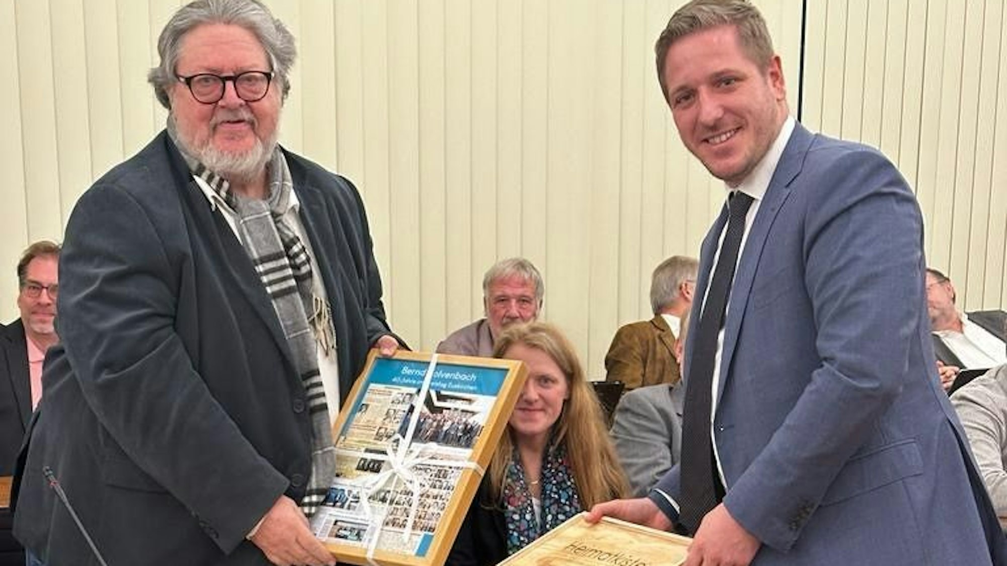 Das Bild zeigt Markus Ramers, der Bernd Kolvenbach ein Geschenk überreicht.