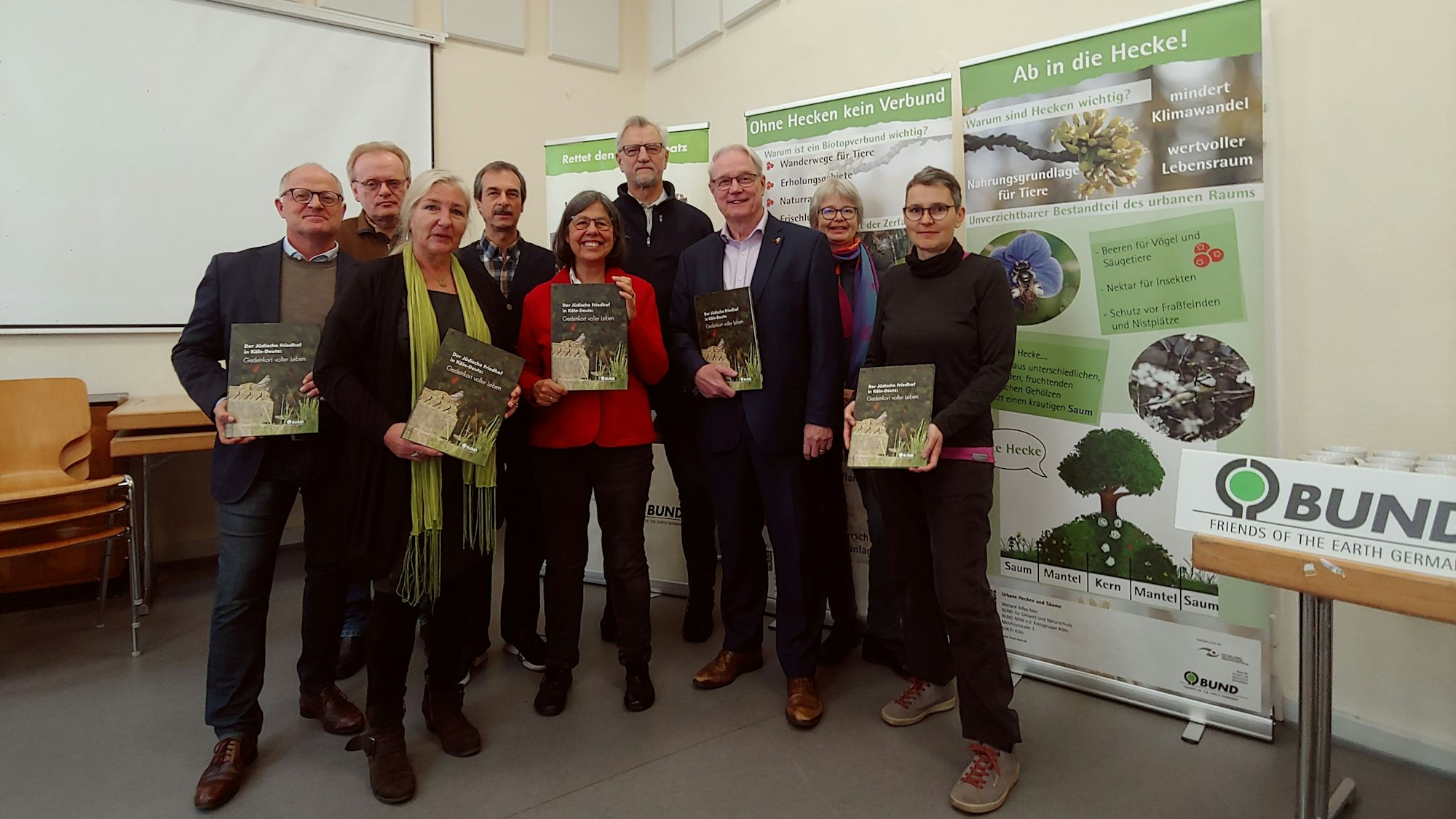 Mehrere Männer und Frauen mit einem Plakat in der Hand