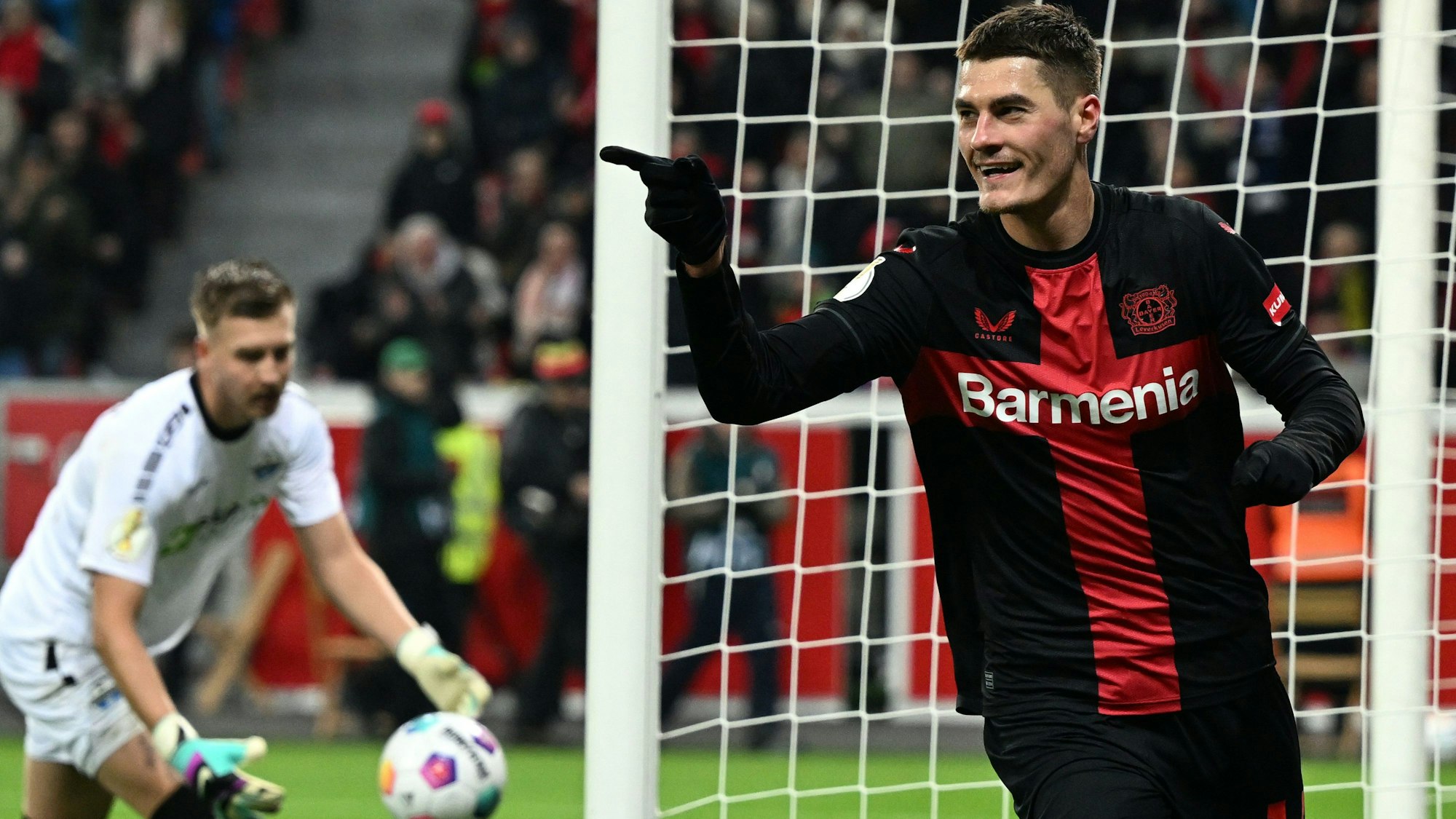 Leverkusens Patrik Schick bejubelt sein Tor zum 3:1 gegen Paderborn.