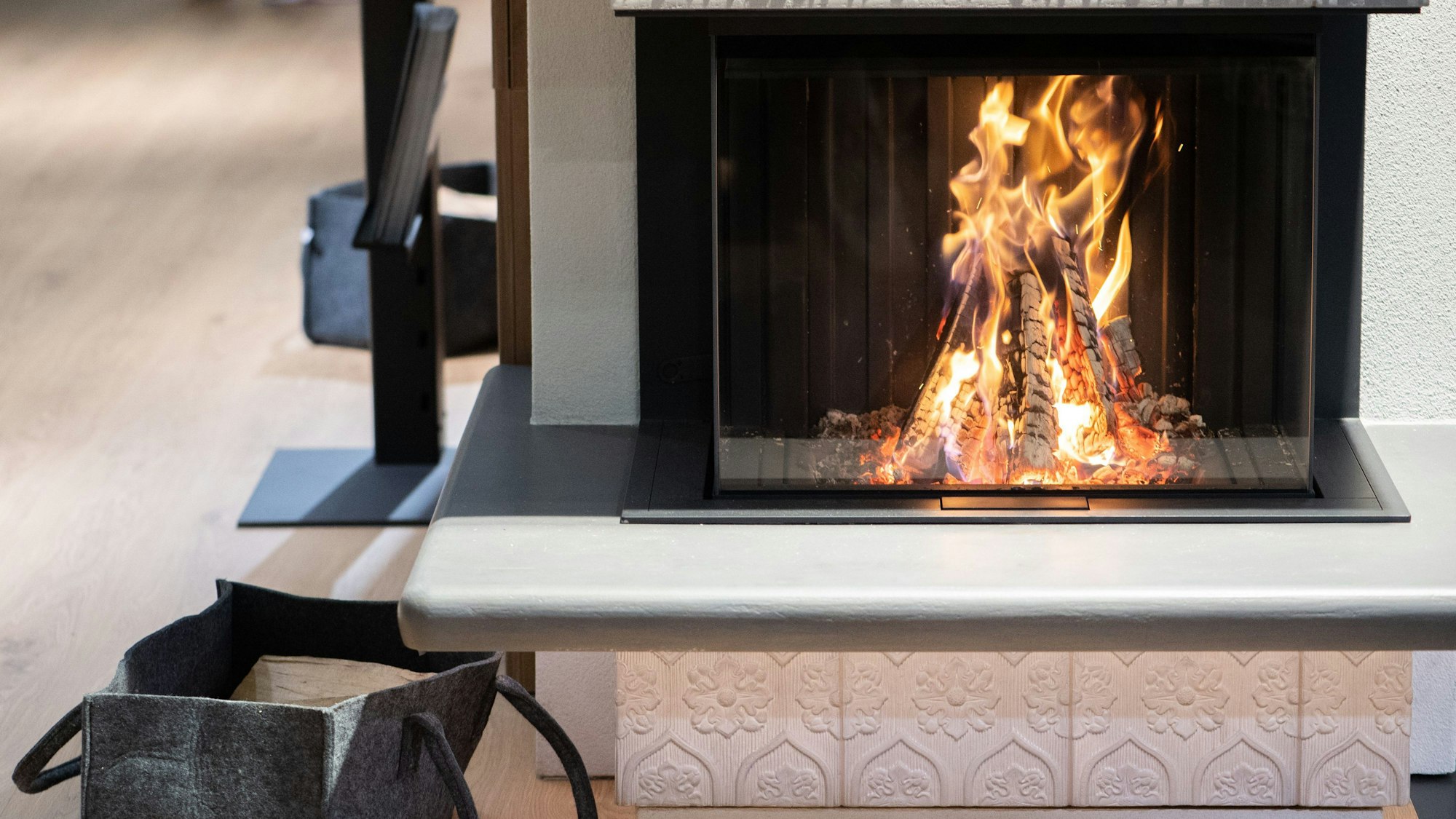 Feuer brennt in einem Ofen